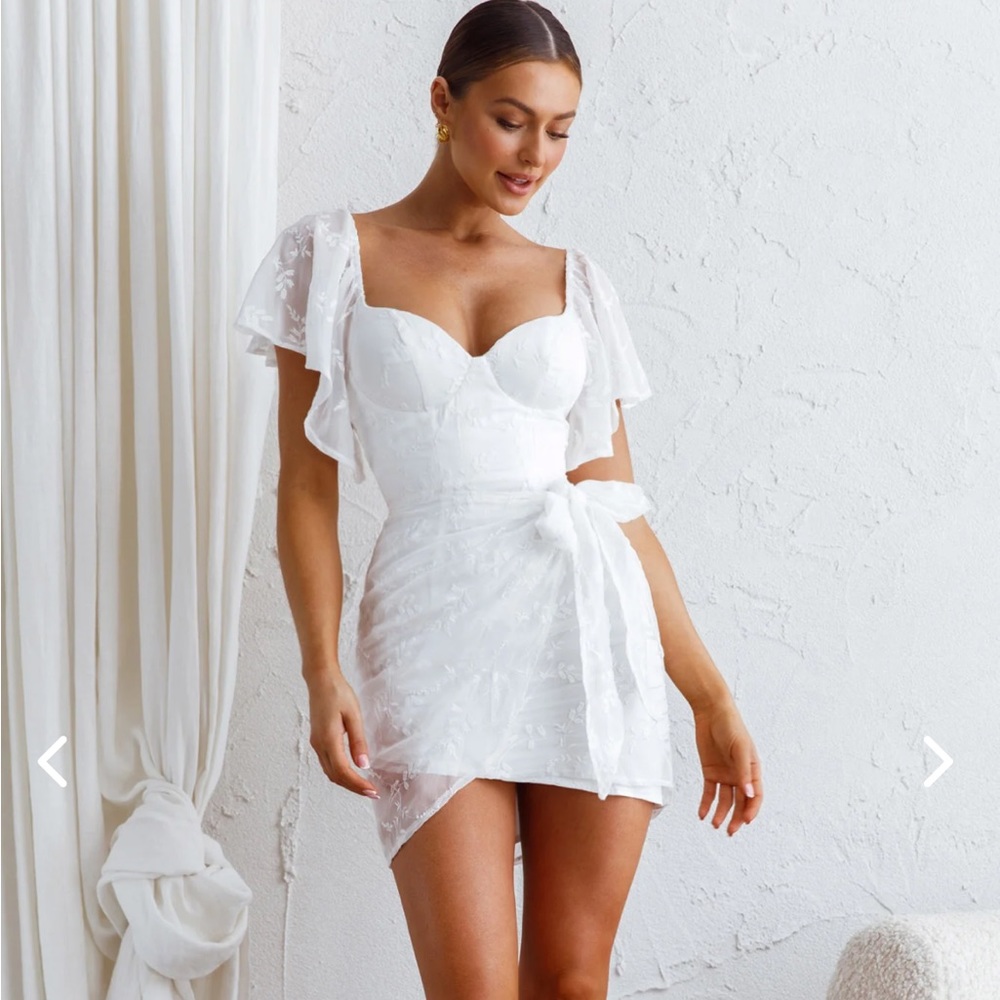 SELFIE LESLIE
APHRODITE MOLDED BUST ANGEL SLEEVE WRAP DRESS EMBROIDERED WHITE